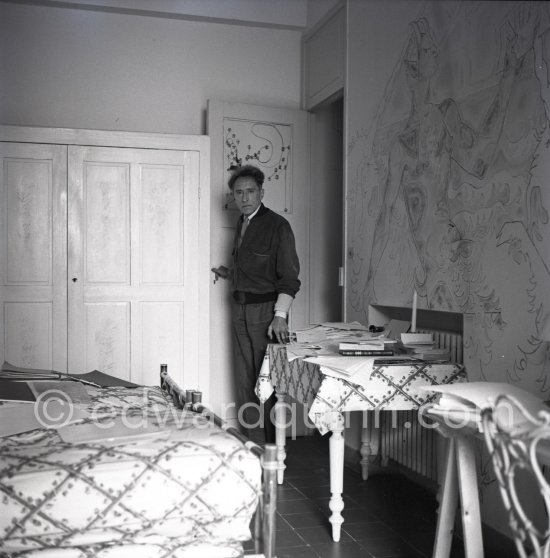 Jean Cocteau at Villa Santo Sospir, "chambre des boucs" or "chambres des sages". Saint-Jean-Cap-Ferrat 1985. - Photo by Edward Quinn