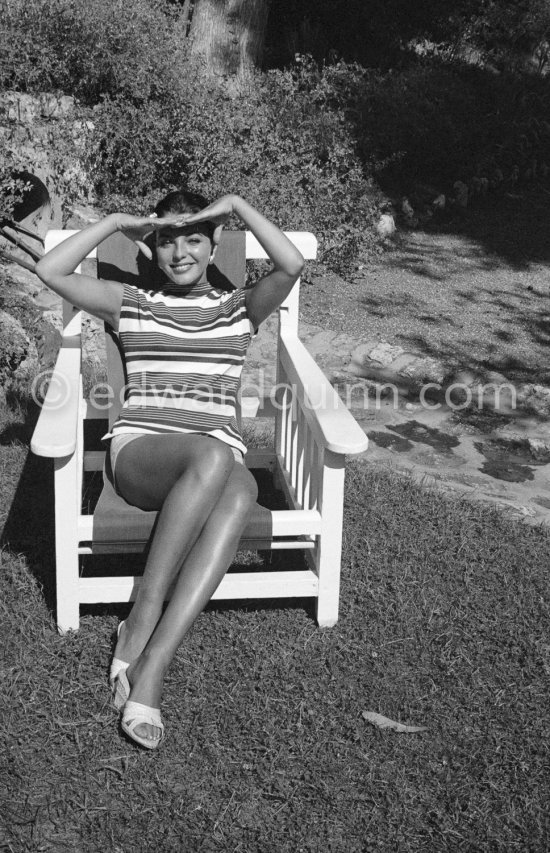 Joan Collins in the park of the Hotel du Cap d\'Antibes 1957. - Photo by Edward Quinn