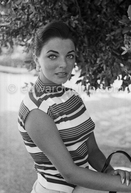 Joan Collins in the park of the Hotel du Cap d\'Antibes 1957. - Photo by Edward Quinn