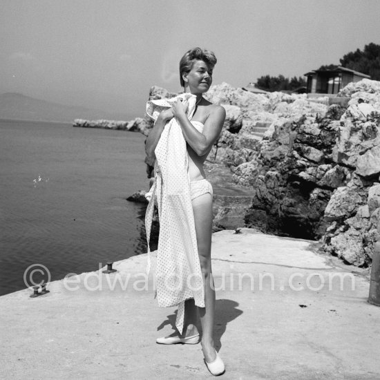 Doris Day at the fashionable beach at Eden Roc, Cap d\'Antibes 1955. - Photo by Edward Quinn