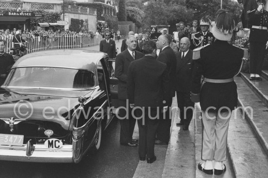 President de Gaulle and Prince Rainier. Visit of de Gaulle to Monaco palace and Musée Océanographique. Monaco Ville 1960. Car: Imperial (Chrysler) 4-Door-Sedan 1956. - Photo by Edward Quinn