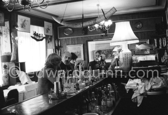 Jim Dine with friends at a bar before the opening of his exhibition at Galerie Maeght. Paris 1983. - Photo by Edward Quinn