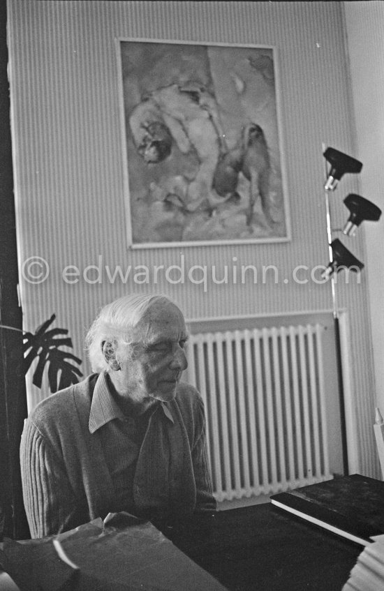 Max Ernst at Seillans 1975. Behind him Dorothea Tanning, "La Chienne et sa muse" (The Dog and Her Muse)
1964. - Photo by Edward Quinn