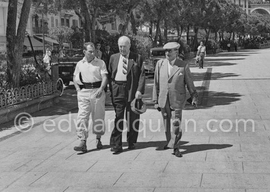 Stirling Moss, in the middle Earl Howe, former racing driver, president of British Racing Drivers\' Club (BRDC) 1929-1964. Monaco Grand Prix 1955. - Photo by Edward Quinn