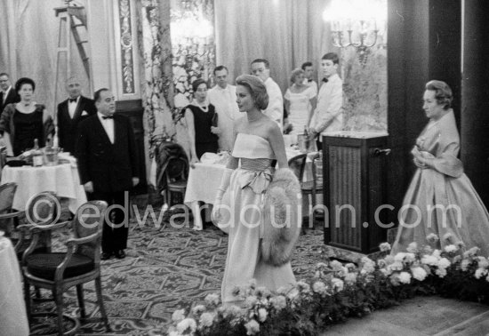 Princess Grace arrives for the gala they gave for the drivers. Monaco Grand Prix 1960. - Photo by Edward Quinn