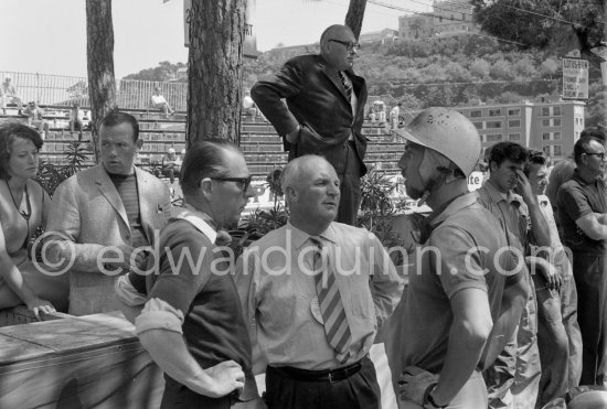 Joakim Bonnier with Porsche staff members (?). Monaco Grand Prix 1962. - Photo by Edward Quinn