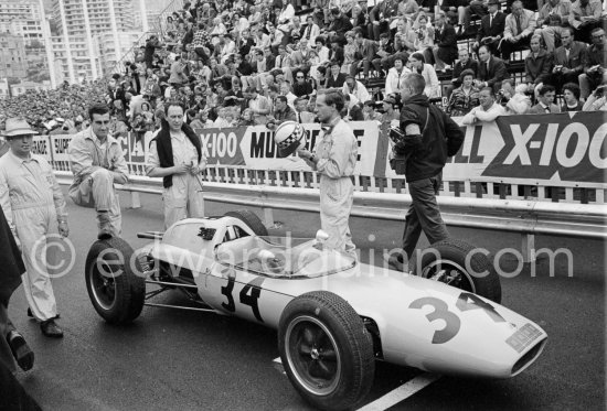 Innes Ireland, (34) Lotus 24. Monaco Grand Prix 1962. - Photo by Edward Quinn