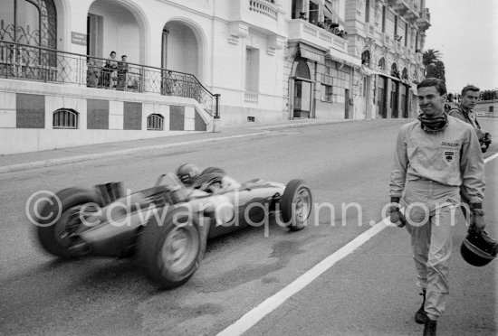 Jim Clark walking back to the pits (broken clutch). Graham Hill, (10) B.R.M. P57 passing. Monaco Grand Prix 1962.Monaco Grand Prix 1962. - Photo by Edward Quinn