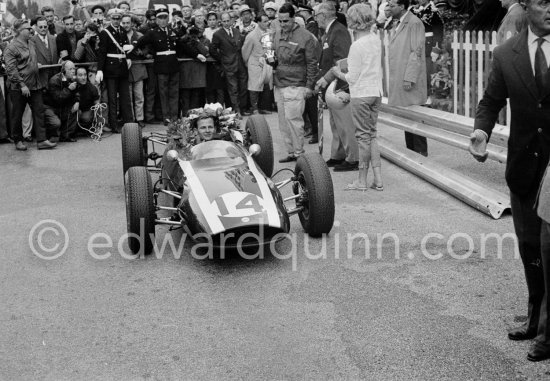Bruce McLaren, winner of the race. (14) Cooper T60. Monaco Grand Prix 1962. - Photo by Edward Quinn