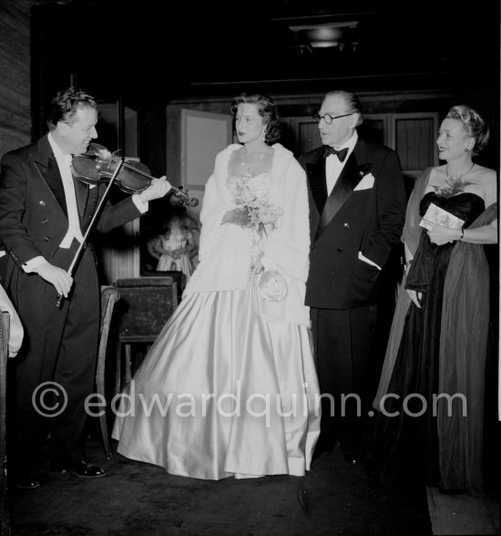 Sacha Guitry and his wife Lana Marconi. Violinist: Louis Frosio. Bal de la rose ("Bal du Printemps"), Monte Carlo 1954. - Photo by Edward Quinn