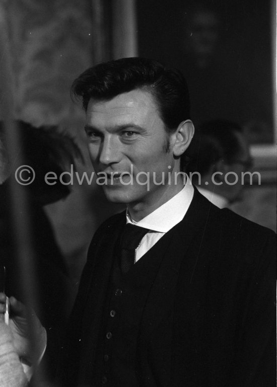 Laurence Harvey. Visit to Somerset Maugham before working in “Of Human Bondage” film. Saint-Jean-Cap Ferrat 1963 - Photo by Edward Quinn