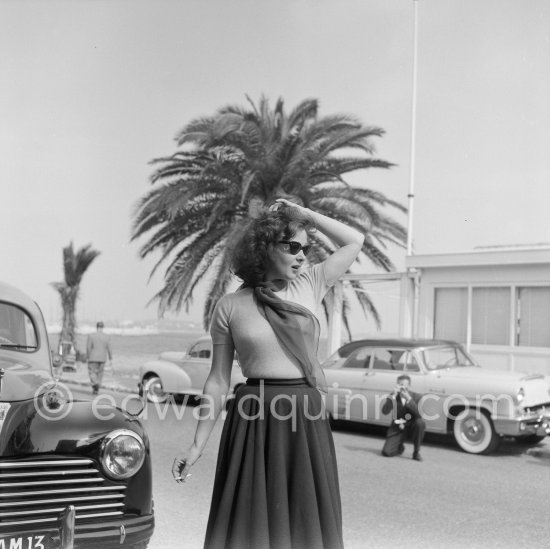 Susan Hayward "added plenty of sparkle to the Festival. Simplicity of her clothes stunned other beauties - but not photographers" as US-magazine "Movieland" writes. Cannes Festival 1956. Car: Peugeot 203 - Photo by Edward Quinn