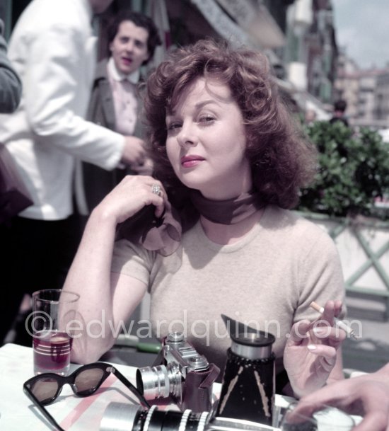 Susan Hayward "added plenty of sparkle to the Festival. Simplicity of her clothes stunned other beauties - but not photographers" as US-magazine "Movieland" writes. Cannes Festival 1956. - Photo by Edward Quinn