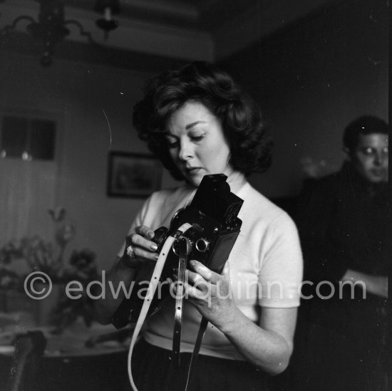 Susan Hayward "added plenty of sparkle to the Festival. Simplicity of her clothes stunned other beauties - but not photographers" as US-magazine "Movieland" writes. Cannes Festival 1956. - Photo by Edward Quinn