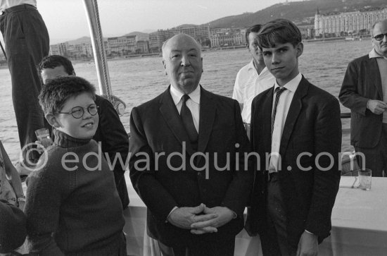 Alfred Hitchcock at the Cannes Film Festival 1963 for his film "The Birds". On his left Hugh Edwards, on his right James Aubrey, two young English boys who worked in the film of Peter Brook "Lord of the Flies". Cannes 1963. - Photo by Edward Quinn