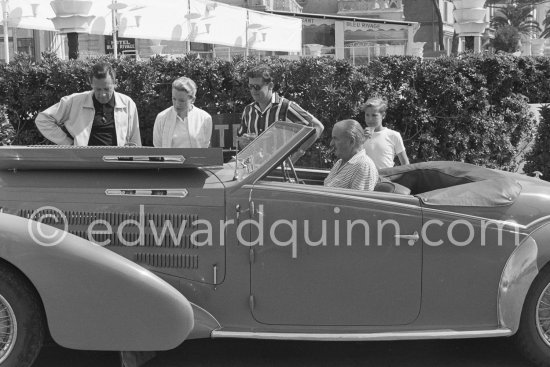William Holden, Deborah Kerr, her husband Tony Bartley and Holden\'s son admire the car of Sir Duncan Orr Lewis. Cannes 1957. Car: Bugatti type 57C Aravis Gangloff chassis number 57736. The story of the car: www.velocetoday.com/btw-the-lords-bugatti/). - Photo by Edward Quinn