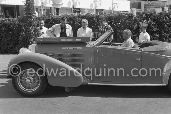 William Holden, Deborah Kerr, her husband Tony Bartley and Holden\'s son admire the vintage car of Sir Duncan Orr Lewis. Cannes 1957. Car: Bugatti type 57C Aravis Gangloff chassis number 57736. - Photo by Edward Quinn
