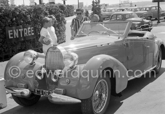 Admirers of the Bugatti of Sir Duncan Orr Lewis (in the car). Cannes 1957. Car: Bugatti type 57C Aravis Gangloff chassis number 57736. - Photo by Edward Quinn