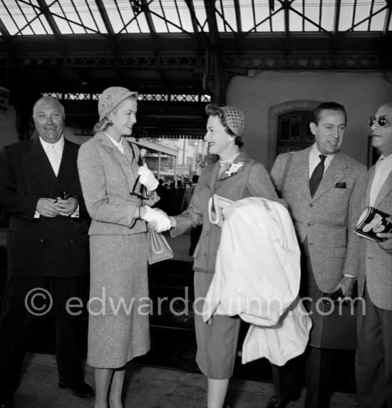 Grace Kelly, Olivia de Havilland and her husband Pierre Galante, journalist of Paris Match. He was responsible for the first meeting of Grace Kelly and Prince Rainier of Monaco in May 1955. Cannes station 1955. - Photo by Edward Quinn