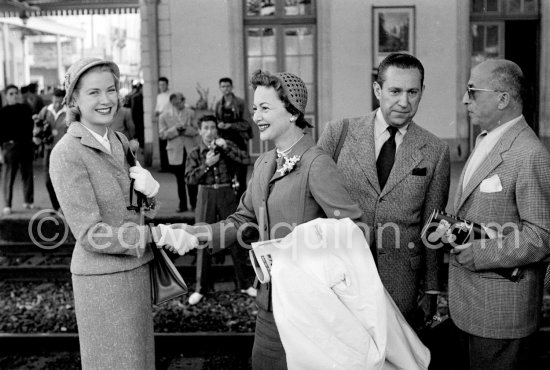 Grace Kelly, Olivia de Havilland and her husband Pierre Galante, journalist of Paris Match and far right MGM Public Relations manager Elias Lainière. Cannes station 1955. - Photo by Edward Quinn