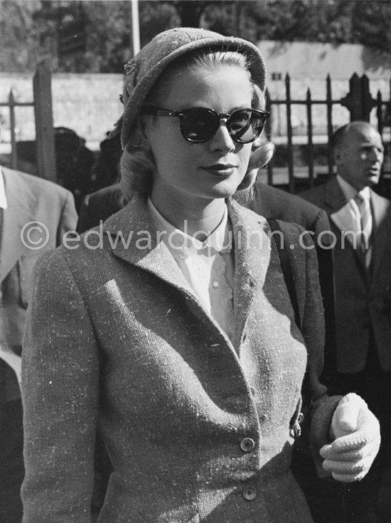 Grace Kelly arriving at Cannes station 1955. - Photo by Edward Quinn