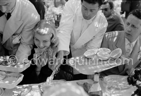 A grapefruit for Grace Kelly at the Cannes Film Festival. Cannes 1955. - Photo by Edward Quinn