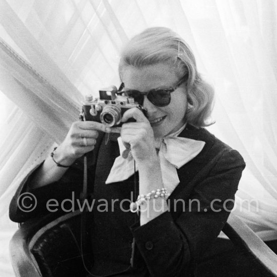 Grace Kelly with Leica IIIf Nr. 695 137 with Winder Leicavit of Edward Quinn, Cannes 1955. - Photo by Edward Quinn