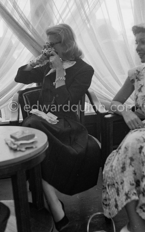 Grace Kelly with Leica IIIf Nr. 695 137 with winder Leicavit of Edward Quinn, Cannes 1955. - Photo by Edward Quinn