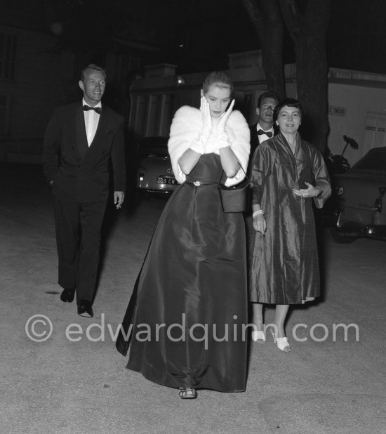 Grace Kelly accompanied by Jacques Sernas (left), Jean-Pierre Aumont (partly hidden) and Grace\'s friend Gladys de Ségonzac, costume designer, who had helped her with the wardrobe on "To catch a thief" leave the restaurant Vieux Moulin. Cannes 1955. - Photo by Edward Quinn