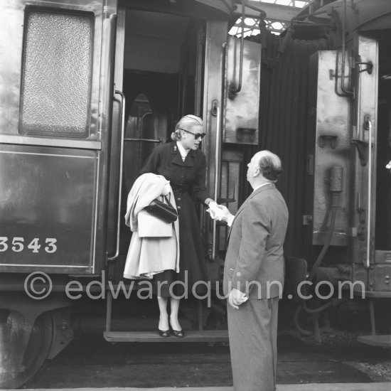 Grace Kelly arriving at the Cannes Railway Station, met by Alfred Hitchcock. It was the third time she was in Europe. In 1947 she came with the family, in 1949 on assignement, she was then a fashion model. Cannes 1954. - Photo by Edward Quinn