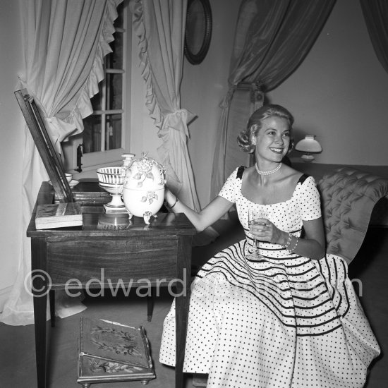 Grace Kelly at a cocktail party given by Jacques Fath at his home Moulin de Joko. Cannes 1954. - Photo by Edward Quinn
