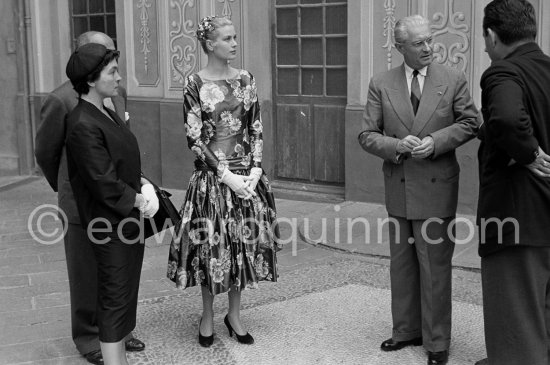 Grace Kelly (later to become Princess Grace) at the Royal Palace just before she met Prince Rainier for the first time. Colonel Severeac, commander of the palais, greeted her and explained that Prince Rainier was delayed. With her is her friend Gladys de Ségonzac (left), costume designer, who had helped her with the wardrobe on "To catch a thief". Monaco 1955. - Photo by Edward Quinn