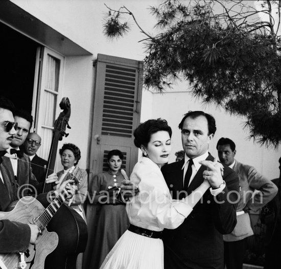 Prince Aly Khan and the Hollywood actress Yvonne De Carlo during a party at Aly Khan\'s home, the "Château de l\'Horizon". Golfe Juan 1952 - Photo by Edward Quinn