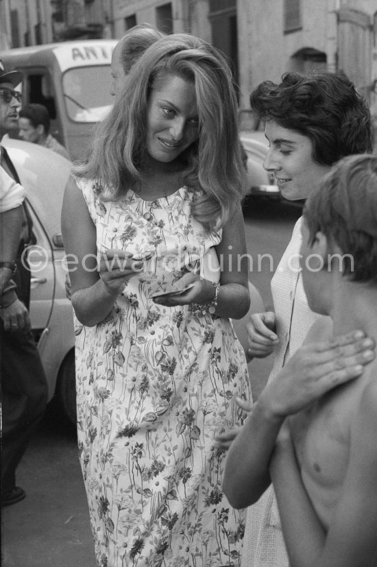 Belinda Lee signing autographs, Saint-Tropez 1958. - Photo by Edward Quinn
