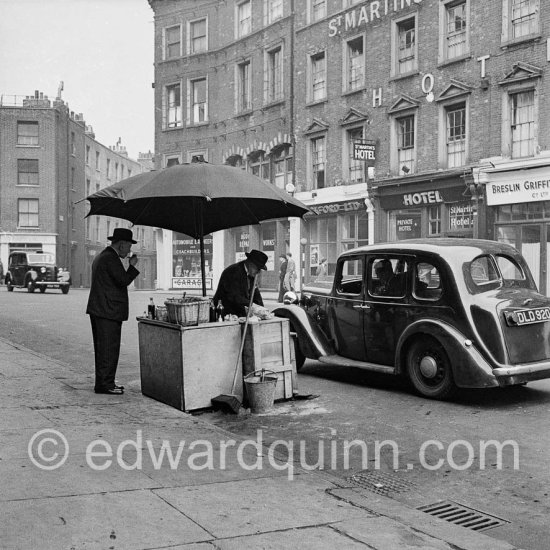Food stall, Upper Saint Martin\'s Lane looking north, London 1950 - Photo by Edward Quinn