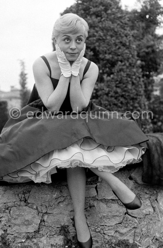 Giulietta Masina at La Napoule 1957. - Photo by Edward Quinn