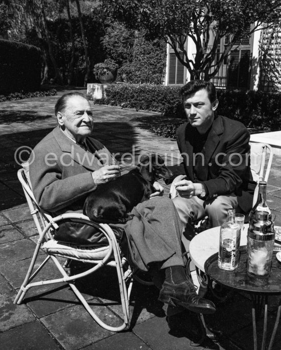 Visit of Laurence Harvey to Somerset Maugham before working in “Of Human Bondage” film. With Maugham\'s dog George. Villa Mauresque, Saint-Jean-Cap-Ferrat 1963. - Photo by Edward Quinn