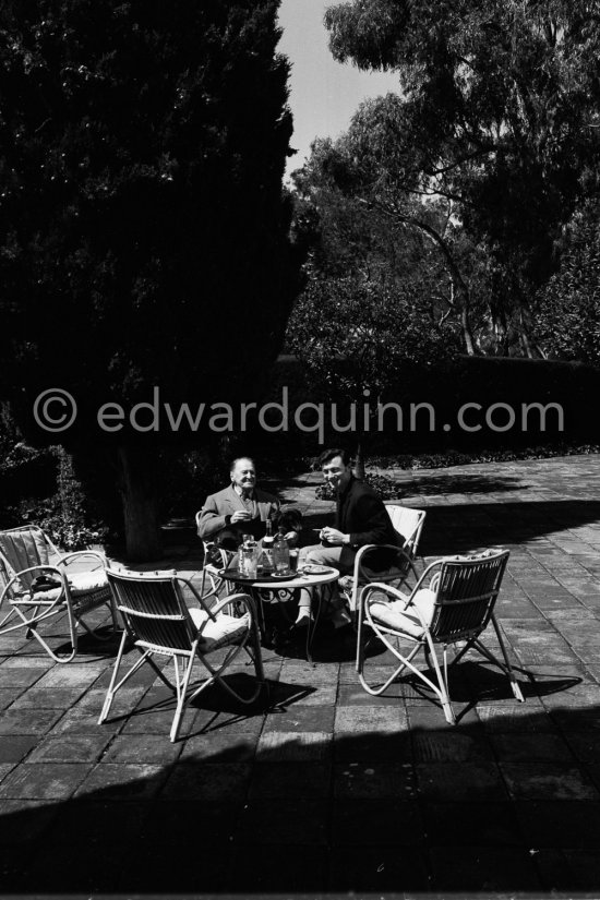 Visit of Laurence Harvey to Somerset Maugham before working in “Of Human Bondage” film. Villa Mauresque, Saint-Jean-Cap-Ferrat 1963. - Photo by Edward Quinn