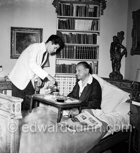 Breakfast in bed. Somerset Maugham at his Villa Mauresque. Saint-Jean-Cap-Ferrat 1954 - Photo by Edward Quinn