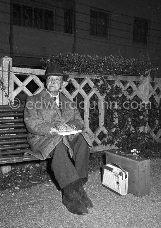 W. Somerset Maugham waiting for the train at the railway station of Beaulieu-sur-mer 1960. - Photo by Edward Quinn