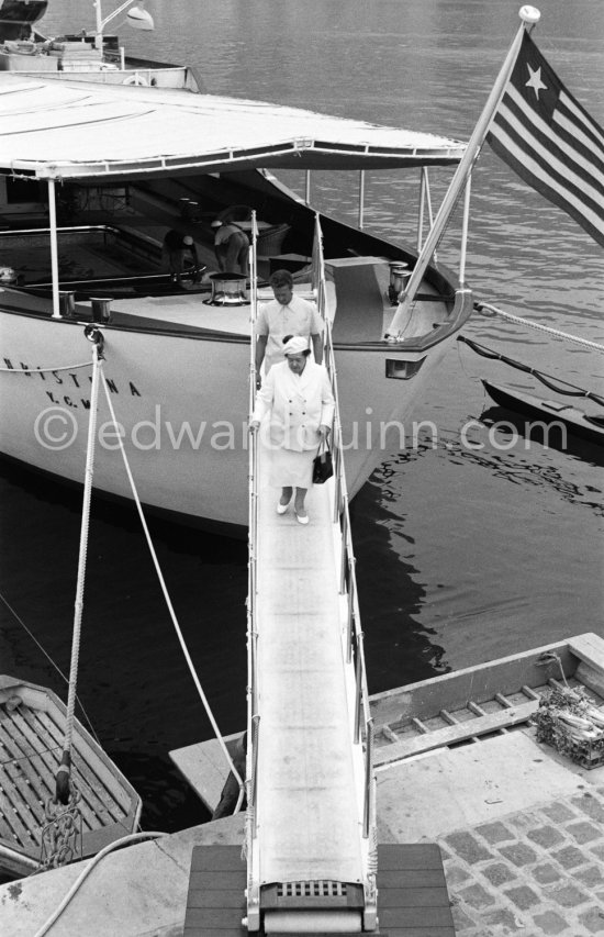 American gossip columnist Elsa Maxwell leaving Onassis\' yacht Christina. Monaco harbor 1956. - Photo by Edward Quinn