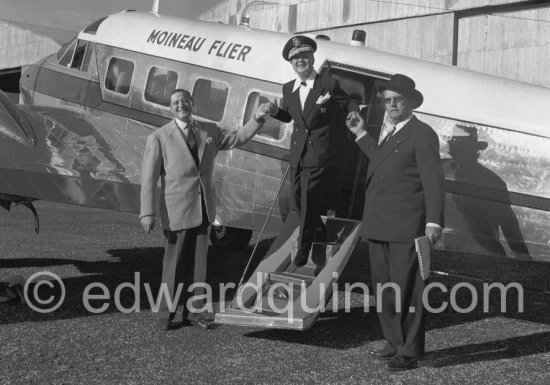 La Môme Moineau (the kid sparrow), "the richest woman of the Côte d\'Azur", former flower seller, getting off her private plane Beech 18. On the right, her husband Mr. Benítez-Rexach, Dominican ship building millionaire. Cannes 1954. - Photo by Edward Quinn