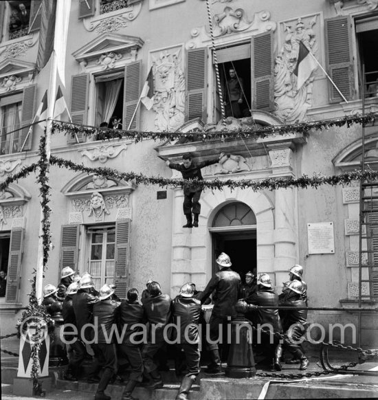 Fall into the rescue net of the fire department. Fire drill on the Place du Palais. Monaco 1951 - Photo by Edward Quinn