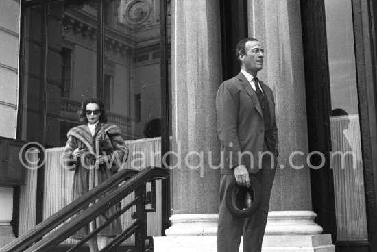 David Niven and his Swedish wife Hjordis Tersmeden waiting in front of Hotel de Paris. Monte Carlo 1959. - Photo by Edward Quinn