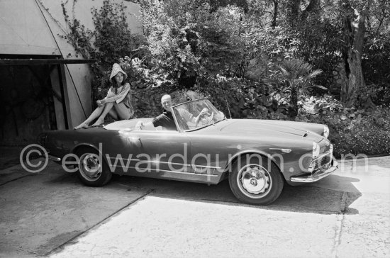 David Niven and his Swedish wife Hjördis Tersmeden. Saint-Jean-Cap-Ferrat 1961. Car: Alfa Romeo 2000 Spider Touring 1959. - Photo by Edward Quinn