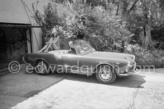 David Niven and his Swedish wife Hjördis Tersmeden. Saint-Jean-Cap-Ferrat 1961. Car: Alfa Romeo 2000 Spider Touring 1959. - Photo by Edward Quinn