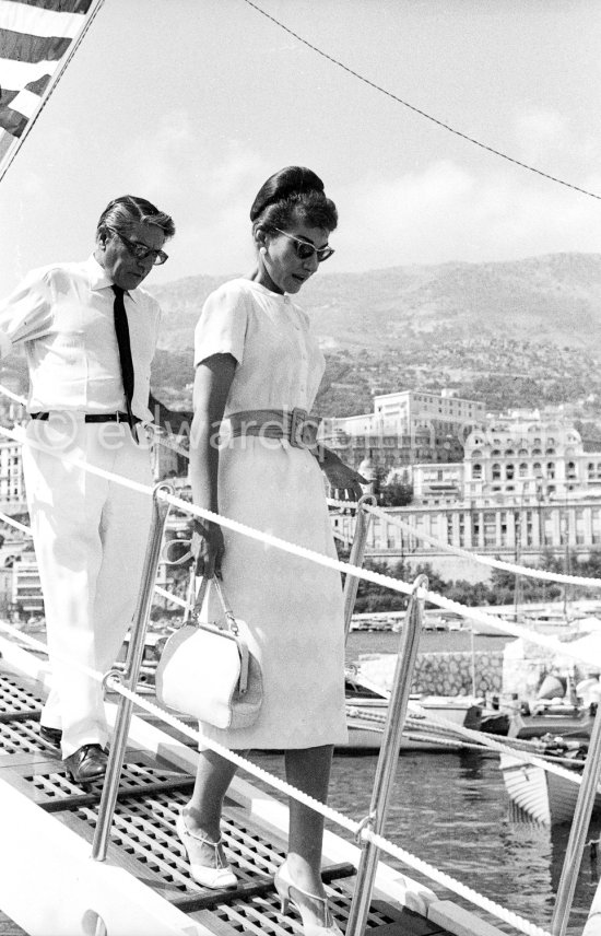 Aristotle Onassis and Maria Callas leaving the yacht Christina after a Mediterranean cruise. Monaco harbor 1959 - Photo by Edward Quinn
