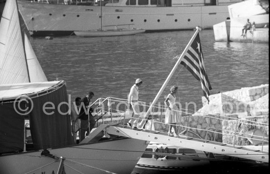 George Schlee, Greta Garbo, Tina Onassis leaving the yacht Christina of Aristotle Onassis. Monaco harbor 1958. - Photo by Edward Quinn