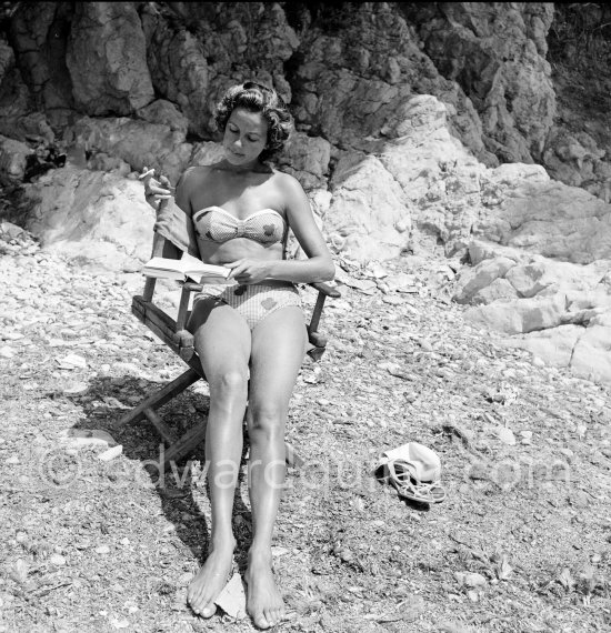 Gisèle Pascal, former girl friend of Prince Rainier, during filming of "Les lumières d’en face". Near Nice 1955. - Photo by Edward Quinn