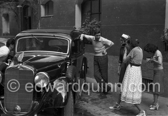 During the filming of "Captain Hornblower", Greegory Peck\'s Mercedes and his chauffeur are the center of attention. Villefranche 1950. - Photo by Edward Quinn